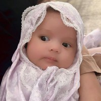 Walaupun sempat menolak, namun pada akhirnya baby Ameena pun pasrah dipakaikan hijab oleh kedua orangtuanya. Penampilan baby Ameena saat mengenakan hijab pun berhasil mencuri atensi netizen. Foto: Instagram