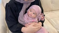 7 Foto Baby Ameena Diajari Aurel & Atta Pakai Hijab, Wajah Imut Bikin Gemas