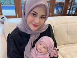 7 Foto Baby Ameena Diajari Aurel & Atta Pakai Hijab, Wajah Imut Bikin Gemas