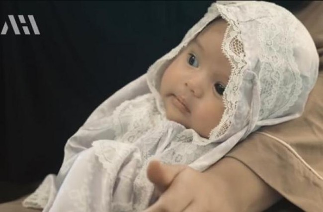 Penampilan baby Ameena saat mengenakan mukena dan hijab pun sukses bikin netizen menjadi gemas. Bagaimana tidak, wajah baby Ameena jadi terlihat semakin lucu dan imut. Foto: YouTube/AH