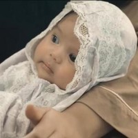 Penampilan baby Ameena saat mengenakan mukena dan hijab pun sukses bikin netizen menjadi gemas. Bagaimana tidak, wajah baby Ameena jadi terlihat semakin lucu dan imut. Foto: YouTube/AH