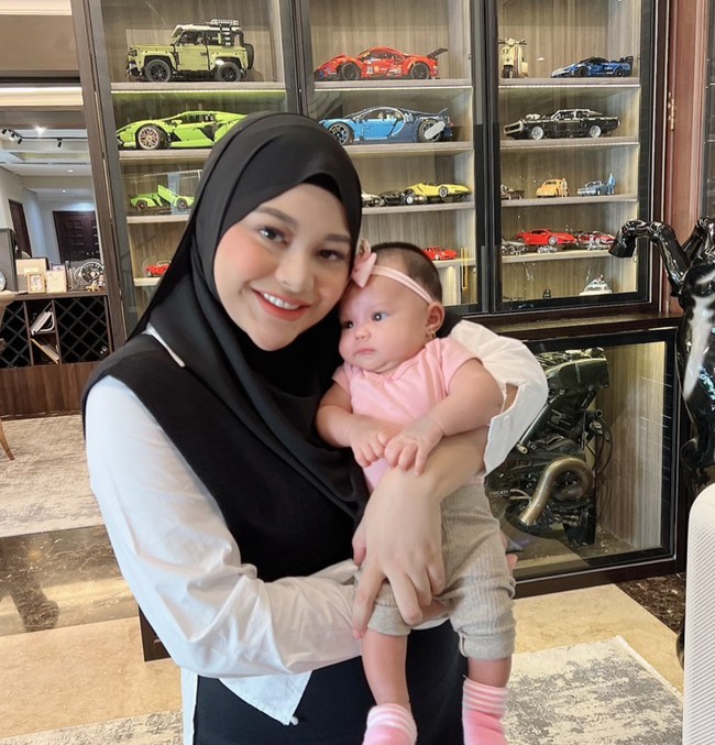 Begini penampilan Aurel Hermansyah dan putri kecilnya, baby Ameena. Kalau dilihat-lihat, baby Ameena lebih mirip Atta Halilintar atau Aurel Hermansyah nih? Foto: Instagram
