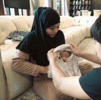 Baru-baru ini Atta Halilintar dan Aurel Hermansyah tampak membagikan momen saat putri kecil mereka belajar mengenakan hijab. Momen tersebut dibagikan ke akun YouTube AH. Terlihat jika baby Ameena awalnya sempat menolak. Foto: YouTube/AH
