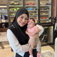 Begini penampilan Aurel Hermansyah dan putri kecilnya, baby Ameena. Kalau dilihat-lihat, baby Ameena lebih mirip Atta Halilintar atau Aurel Hermansyah nih? Foto: Instagram