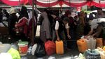 Antre Beli Migor Curah, Warga Sukabumi Ramai-ramai Bawa Jerigen
