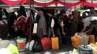 Pantauan detikJabar di Jalan Pejagalan, Kelurahan Nyompong, Kecamatan Warudoyong terlihat antrean jerigen berjajar di trotoar.