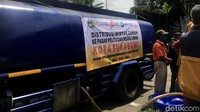 Sebuah mobil tangki penyimpan minyak goreng curah terparkir di lokasi.