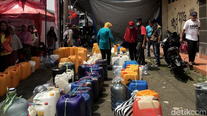 Antre Beli Migor Curah, Warga Sukabumi Ramai-ramai Bawa Jerigen Ratusan warga di Kota Sukabumi ramai-ramai antre demi membeli minyak goreng curah bersubsidi. Migor curah dijual dengan harga sesuai HET Rp 15.500 per kilogram.
