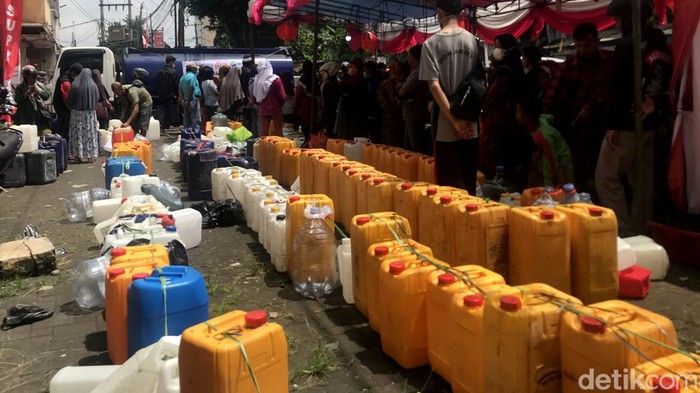 Ratusan warga di Kota Sukabumi ramai-ramai antre demi membeli minyak goreng curah bersubsidi. Migor curah dijual dengan harga sesuai HET Rp 15.500 per kilogram.