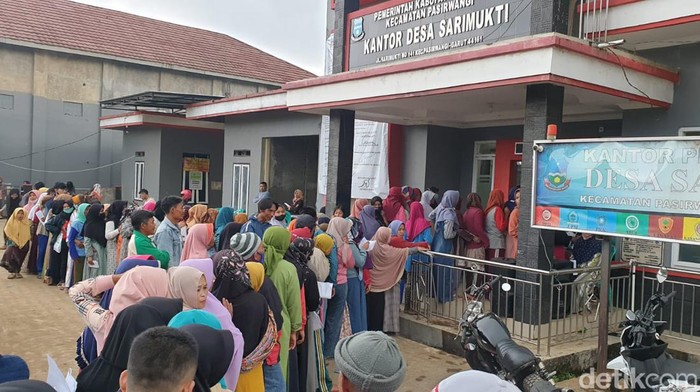 Antrean pembagian bantuan langsung tunai (BLT) di Garut