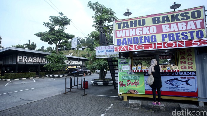 Rest Area KM 429 di Tol Semarang-Solo tak cuma punya fasilitas lengkap. Di sini traveler juga dapat rehat sejenak sambil menikmati pemandangan Gunung Ungaran.