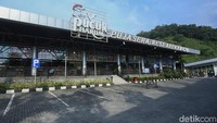 Beragam oleh-oleh yang ditemukan di Rest Area KM 429 ini di antaranya tahu bakso, bakpia, hingga bandeng presto.