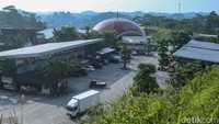 Kubahnya berwarna merah marun dengan aksen emas.