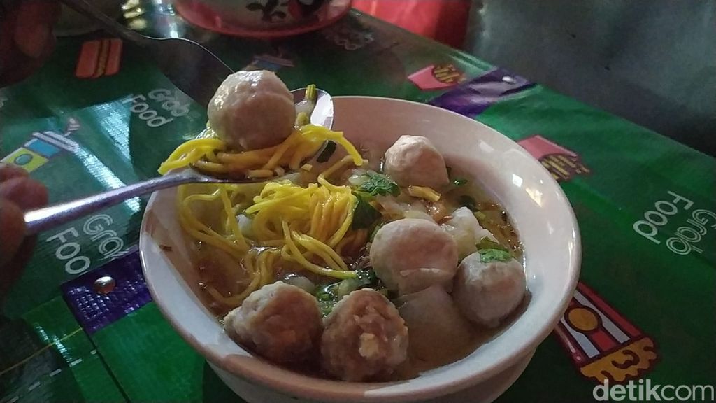 Bakso Bening Aryana: Nikmatnya Bakso Urat Rp 15 Ribuan yang Habiskan 8 Kg Daging Sehari