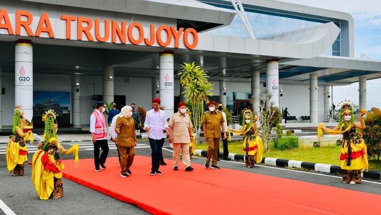 Bandara Trunojoyo diresmikan jokowi Bandara Trunojoyo diresmikan jokowi