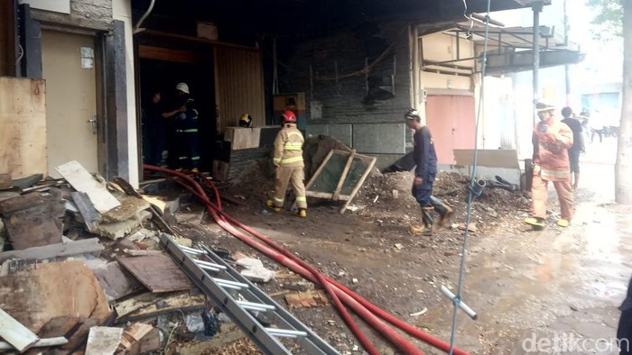 Bangunan ruko di Jalan Sulawesi Makassar terbakar.