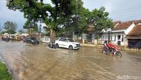 Banjir Cikancung Bandung Mulai Surut, Sisakan Tumpukan Sampah