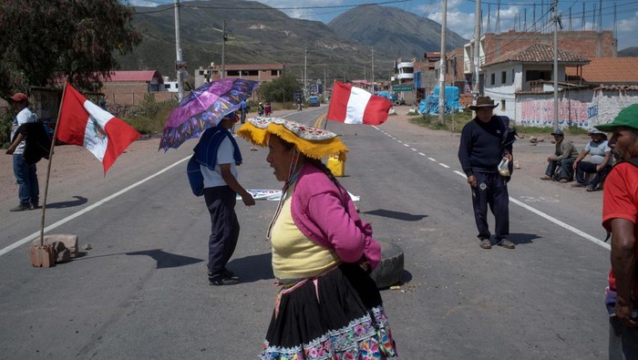 Biaya Hidup Naik Gegara Perang Rusia-Ukraina, Warga Peru Blokir Jalan Vehicles are backed up ahead of a roadblock in the community of Andahuaylillas during a protest against a rise in the cost of living triggered by the Russian invasion of Ukraine, outside of Cuzco, Peru April 19, 2022. Picture taken with a drone. REUTERS/Alessandro Cinque