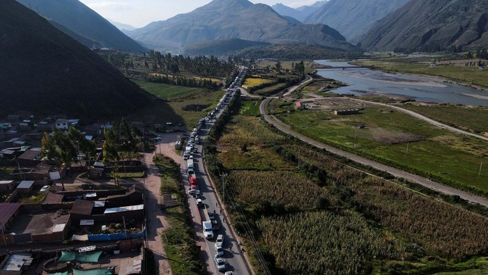 Biaya Hidup Naik Gegara Perang Rusia-Ukraina, Warga Peru Blokir Jalan Vehicles are backed up ahead of a roadblock in the community of Andahuaylillas during a protest against a rise in the cost of living triggered by the Russian invasion of Ukraine, outside of Cuzco, Peru April 19, 2022. Picture taken with a drone. REUTERS/Alessandro Cinque