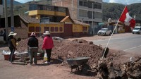 Warga menutup akses jalan yang menuju ke tempat tujuan wisata dunia, reruntuhan kota Machu Picchu di Cuzco, Peru, Selasa (19/4/2022). Para pengunjuk rasa menuntut agar Presiden Pedro Castillo menurunkan harga air, listrik dan gas. Kenaikan harga tersebut sebagai efek berantai dari invasi Rusia ke Ukraina. 