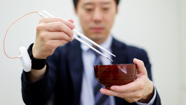Canggih! Jepang Bikin Sumpit Listrik Buat Penambah Rasa