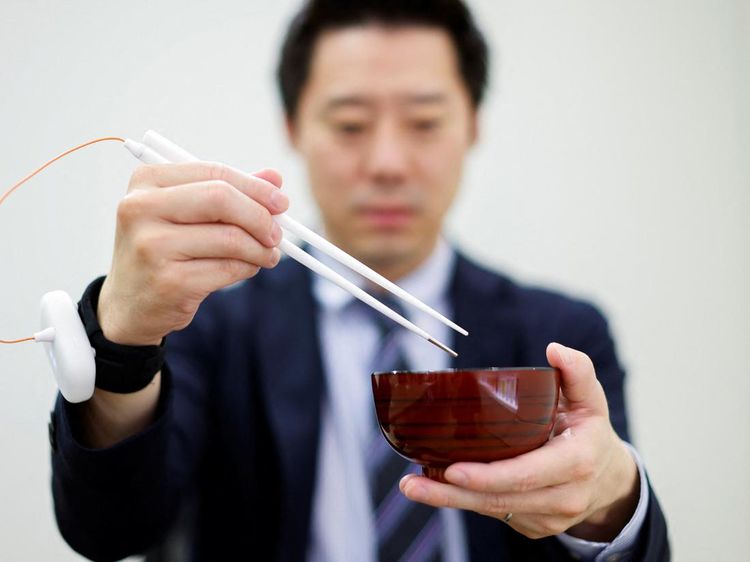 Canggih! Jepang Bikin Sumpit Listrik Buat Penambah Rasa