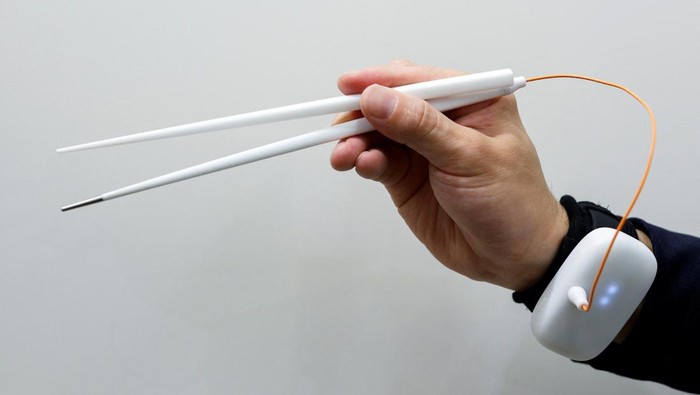 Canggih! Jepang Bikin Sumpit Listrik Buat Penambah Rasa Jepang kembali mencuri perhatian dengan inovasi yang dikembangkannya. Ilmuwan negara itu tengah kembangkan sumpit listrik yang dapat meningkatkan rasa makanan.