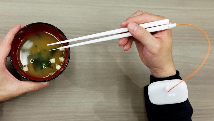 Canggih! Jepang Bikin Sumpit Listrik Buat Penambah Rasa Jepang kembali mencuri perhatian dengan inovasi yang dikembangkannya. Ilmuwan negara itu tengah kembangkan sumpit listrik yang dapat meningkatkan rasa makanan.