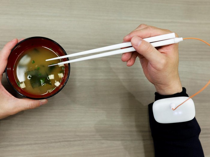 Jepang kembali mencuri perhatian dengan inovasi yang dikembangkannya. Ilmuwan negara itu tengah kembangkan sumpit listrik yang dapat meningkatkan rasa makanan.