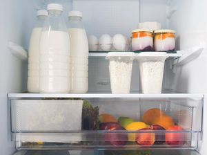 Hindari Menyimpan Susu di Pintu Kulkas