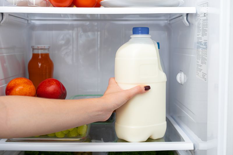 Cara menyimpan susu di kulkas
