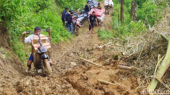 Distribusi bantuan logistik untuk warga terdampak longsor di Bandung Barat.