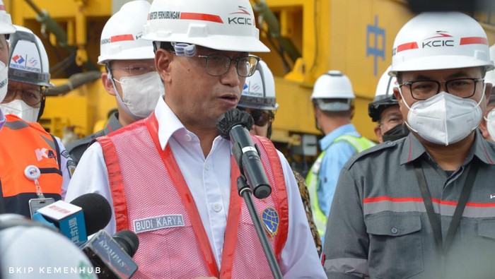 Rel kereta cepat Jakarta Bandung mulai dipasang