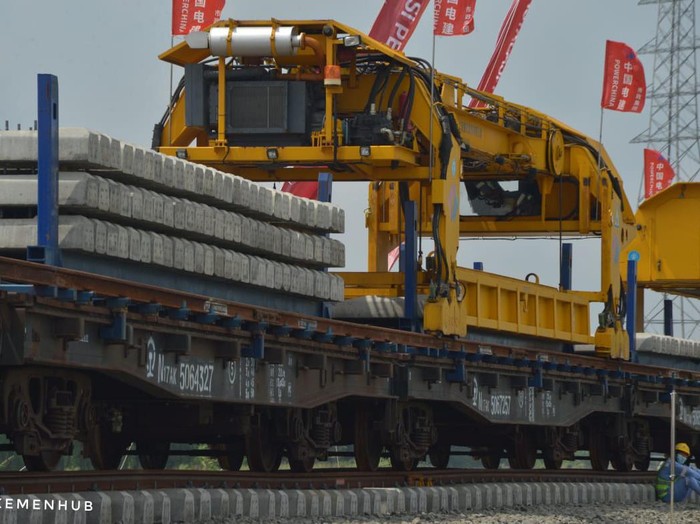 Rel kereta cepat Jakarta Bandung mulai dipasang