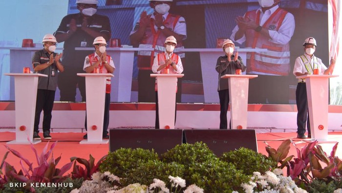 Rel kereta cepat Jakarta Bandung mulai dipasang