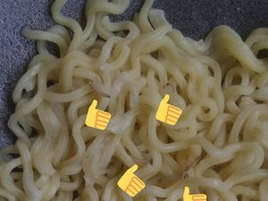 Duh! Netizen Ini Apes Banget, Makan Mie Instan Bonus Belatung