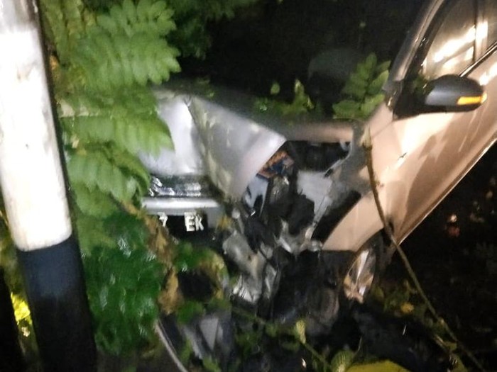 Ertiga ringsek tabrak pohon