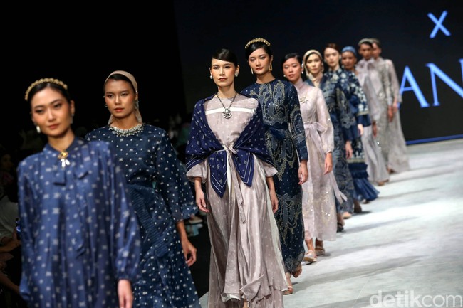 Deretan busana karya Khanaan yang ditampilkan di Indonesia Fashion Week 2022. Foto: Grandyos Zafna