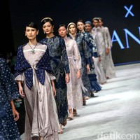 Deretan busana karya Khanaan yang ditampilkan di Indonesia Fashion Week 2022. Foto: Grandyos Zafna