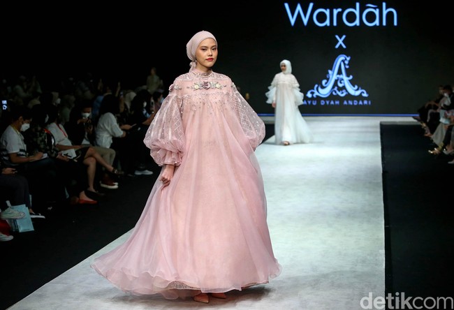 Ayu Dyah Andari menghadirkan koleksi Les Alles, berupa gaun-gaun indah yang cantik untuk Hari Raya Idul Fitri.Foto: Grandyos Zafna