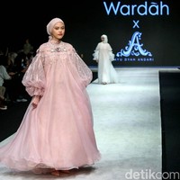 Ayu Dyah Andari menghadirkan koleksi Les Alles, berupa gaun-gaun indah yang cantik untuk Hari Raya Idul Fitri.Foto: Grandyos Zafna