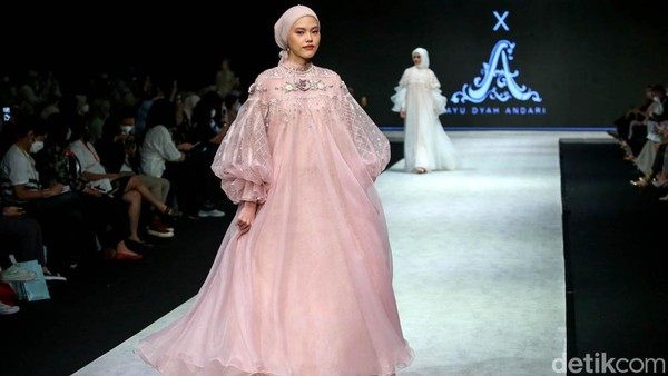 Foto Koleksi Baju Lebaran 2022 dari IKYK x TOTON Hingga Ayu Dyah Andari