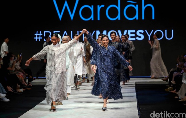 Para desainer yang tampil memamerkan karya bersama Wardah di Indonesia Fashion Week 2022 adalah Ayu Diah Andari, IKYK x TOTON, Khanaan dan Malik Moestaram.  Foto: Grandyos Zafna
