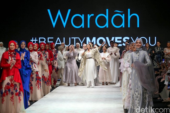 Berkolaborasi bersama desainer ternama di Indonesia, Wardah menghadirkan tren makeup look dengan tema spesial Ramadan Look 2022 “Bergerak Hidupkan Harapan” pada acara Wardah Beauty and Fashion Show di Indonesia Fashion Week 2022. Foto: Grandyos Zafna