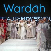 Berkolaborasi bersama desainer ternama di Indonesia, Wardah menghadirkan tren makeup look dengan tema spesial Ramadan Look 2022 “Bergerak Hidupkan Harapan” pada acara Wardah Beauty and Fashion Show di Indonesia Fashion Week 2022. Foto: Grandyos Zafna