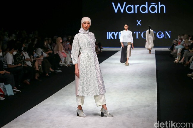 Koleksi IKYK x Toton bisa jadi inspirasi baju Lebaran 2022. Foto: Grandyos Zafna