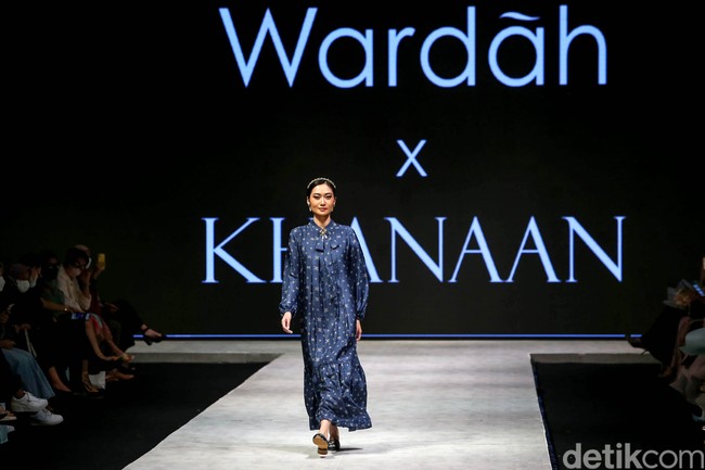 Desainer Khanaan menghadirkan gaun-gaun cantik dengan bordir dan payet. Foto: Grandyos Zafna