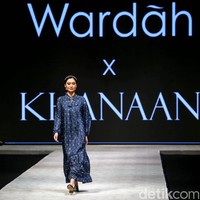 Desainer Khanaan menghadirkan gaun-gaun cantik dengan bordir dan payet. Foto: Grandyos Zafna