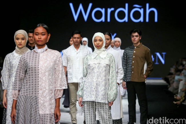 Dan IKYK x Toton menampilkan koleksi busana yang dipercantik dengan sentuhan organza dan renda. Foto: Grandyos Zafna