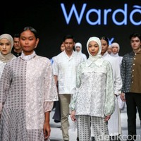 Dan IKYK x Toton menampilkan koleksi busana yang dipercantik dengan sentuhan organza dan renda. Foto: Grandyos Zafna